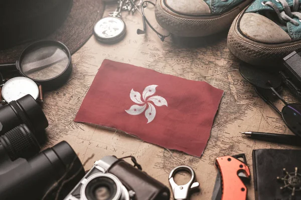 오래 된 빈티지 지도에 있는 여행자들의 액세서리 사이에 있는 홍콩 국기 — 스톡 사진