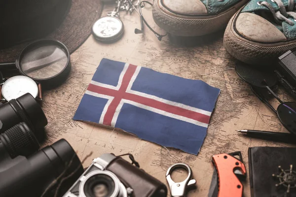 Eski Vintage Haritada Gezgin Aksesuarları Arasındaki İzlanda Bayrağı. — Stok fotoğraf