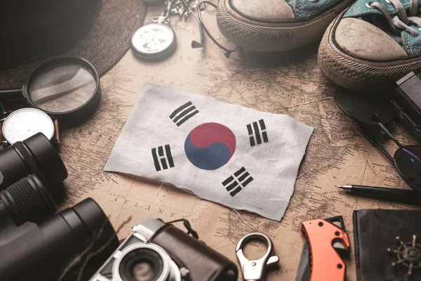 Bandera de Corea del Sur Entre los Accesorios del Viajero en Old Vintage M —  Fotos de Stock