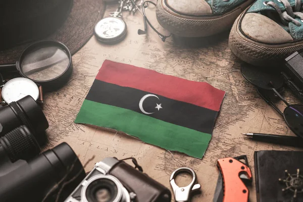 Libye Drapeau entre les accessoires de voyage sur la vieille carte Vintage. Pour — Photo