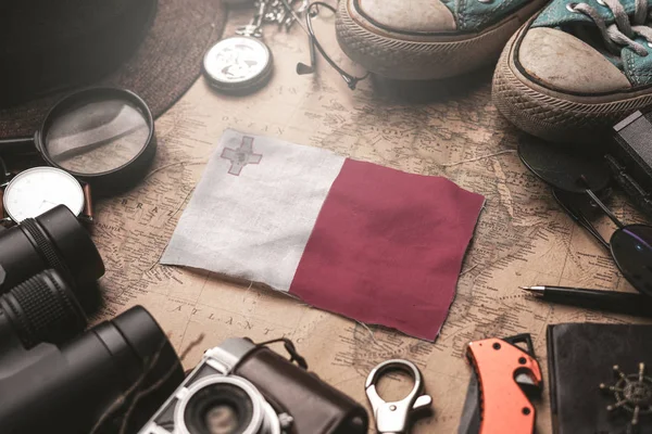 Malta Flag Between Traveler 's Accessories on Old Vintage Map. Do — Stock fotografie