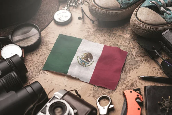 Mexico Flag Between Traveler 's Accessories on Old Vintage Map. T — Stock Fotó