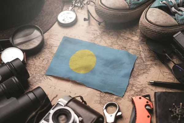 오래 된 빈티지 지도에 있는 여행자들의 액세서리 사이에 팔라우 국기가 걸려 있다. 토 — 스톡 사진