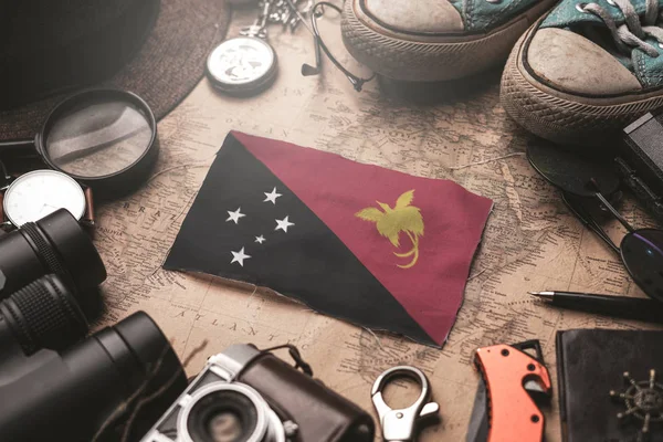 Papua Nuova Guinea Bandiera tra gli accessori del viaggiatore su Old Vint — Foto Stock