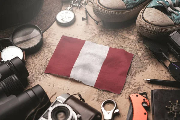 Perù Bandiera tra gli accessori del viaggiatore sulla vecchia mappa Vintage. Tou — Foto Stock