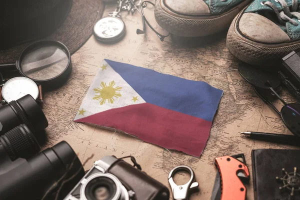 Bandera de Filipinas entre los accesorios del viajero en Old Vintage M —  Fotos de Stock