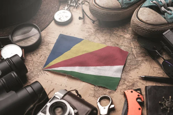 Seychelles Drapeau entre les accessoires de voyage sur Old Vintage Ma — Photo