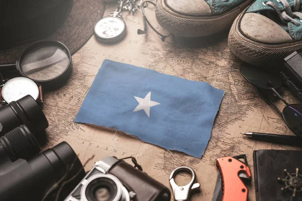 Somalia Flagga Mellan Resenärens Tillbehör på Gammal Vintage Karta. — Stockfoto