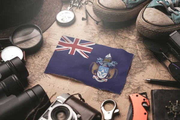 Tristan da Cunha Bandera entre los accesorios del viajero en Old Vint —  Fotos de Stock