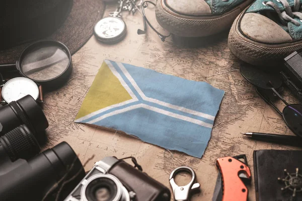 Tuva Drapeau entre les accessoires du voyageur sur la vieille carte Vintage. Tou ! — Photo