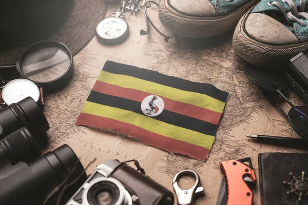 Bandeira de Uganda entre acessórios do viajante no mapa antigo do vintage. T — Fotografia de Stock