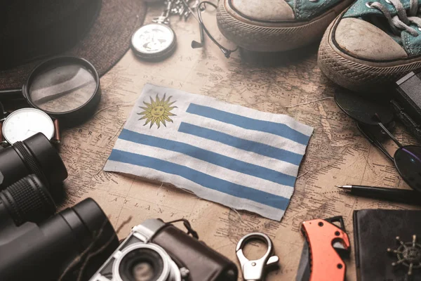 Flaga Urugwaju Między akcesoriami podróżników na starej mapie vintage. — Zdjęcie stockowe