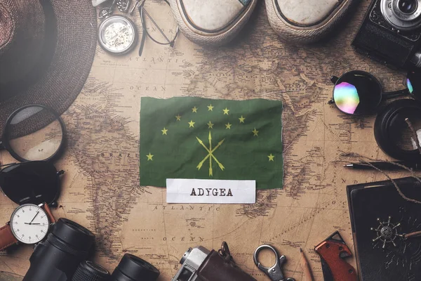 Adygea vlag tussen accessoires van reizigers op oude vintage kaart. O — Stockfoto