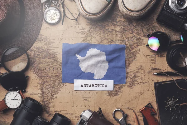 Антарктида Прапор між аксесуарами мандрівника на старовинному Ма — стокове фото