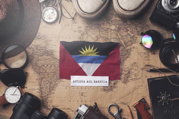 Antigua und Barbuda Flagge zwischen Reiseaccessoires auf alten v — Stockfoto
