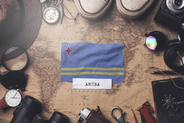 阿鲁巴在古旧地图上旅行者的配件之间悬挂旗帜。 Ov — 图库照片