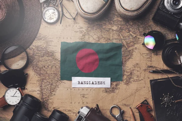Флаг Бангладеш между аксессуарами путешественника на старой винтажной Ма — стоковое фото