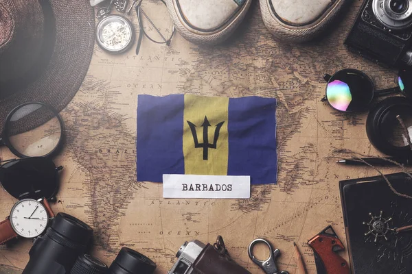Barbados zászló között Traveler kiegészítők a régi Vintage térképen. — Stock Fotó