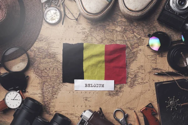 Belgio Bandiera tra gli accessori del viaggiatore sulla vecchia mappa Vintage . — Foto Stock