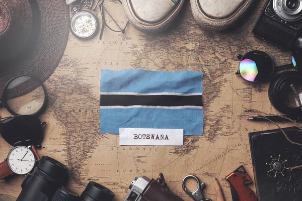 Botswana vlag tussen accessoires van reizigers op oude vintage kaart. — Stockfoto