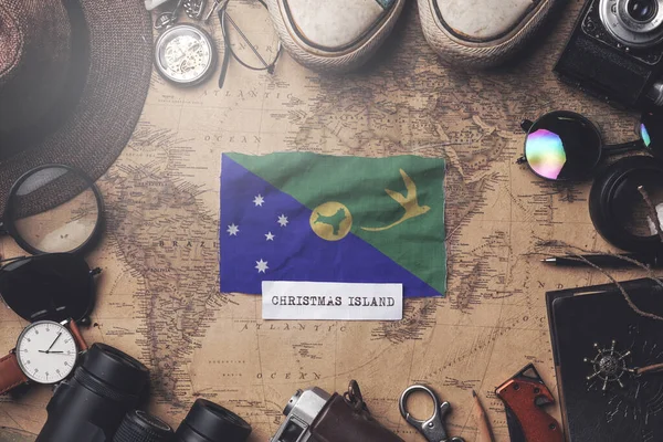 Флаг острова Рождества между аксессуарами путешественника на старом винте — стоковое фото