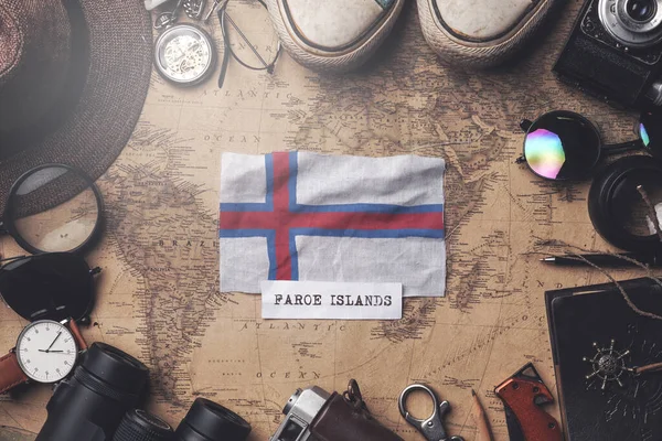 Faeröer eilanden vlag tussen accessoires voor reizigers op oude vintage — Stockfoto
