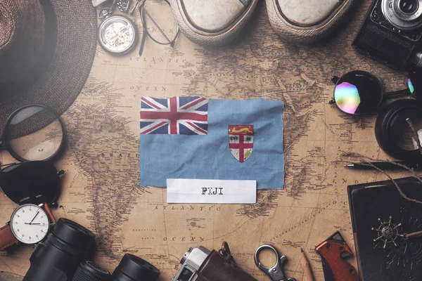 斐济国旗在古旧地图上旅行者的配件之间。 Ove — 图库照片
