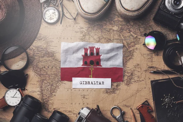 Gibraltar vlag tussen accessoires van reizigers op oude vintage kaart — Stockfoto