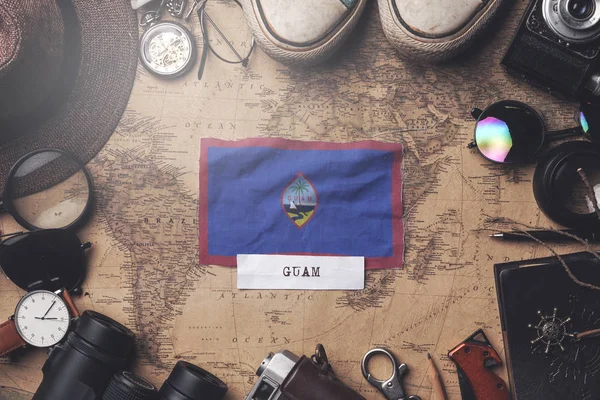 Guam vlag tussen accessoires van reizigers op oude vintage kaart. Ove — Stockfoto