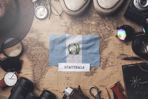 古旧地图上旅行者配件之间的危地马拉国旗 — 图库照片