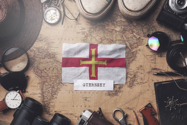 Guernsey zászló között Traveler kiegészítők a régi évjárat térkép. — Stock Fotó