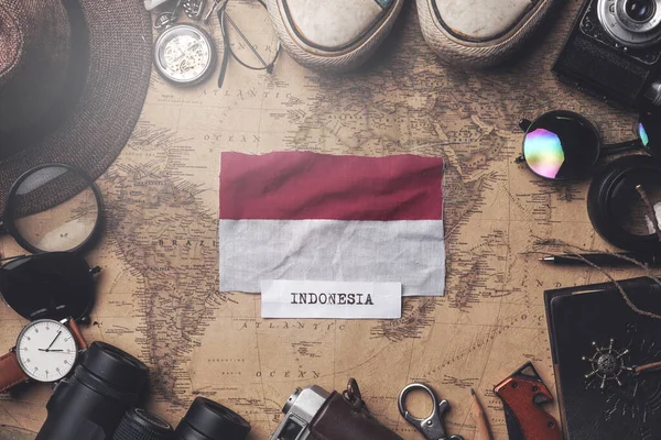 Σημαία Ινδονησίας Μεταξύ Αξεσουάρ Ταξιδιώτη σε παλιά Vintage Χάρτης — Φωτογραφία Αρχείου