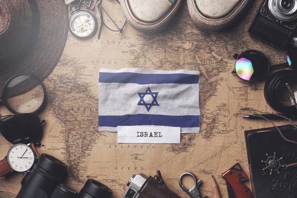 以色列国旗在古旧地图上的旅行者配件之间. O — 图库照片