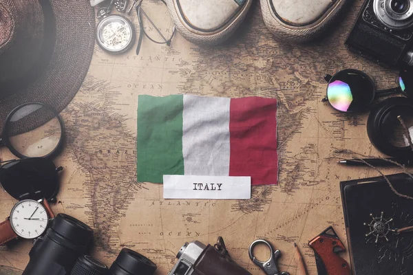 Italia Bandiera tra gli accessori del viaggiatore sulla vecchia mappa Vintage. Ov. — Foto Stock