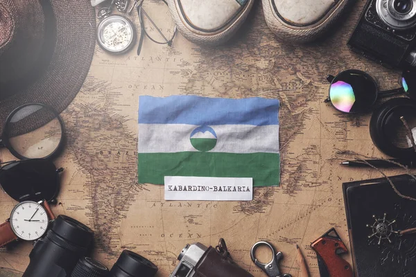 Kabardino-Balkaria vlag tussen accessoires van reizigers op oude Vi — Stockfoto