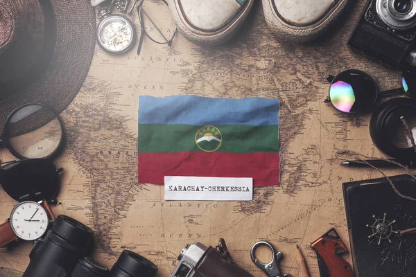 Karachay-Cherkessia Drapeau entre les accessoires de voyage sur Old V — Photo