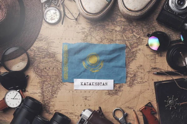 Kazachstan vlag tussen reizigers accessoires op oude Vintage Ma — Stockfoto