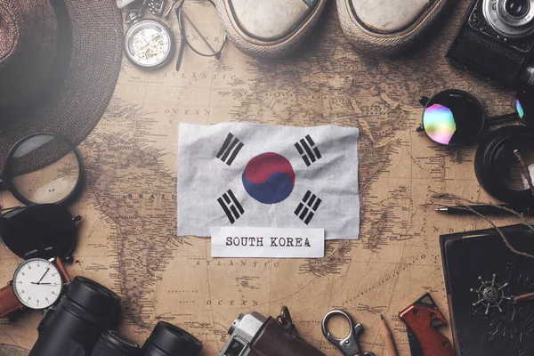 Bandera de Corea del Sur Entre los Accesorios del Viajero en Old Vintage M —  Fotos de Stock