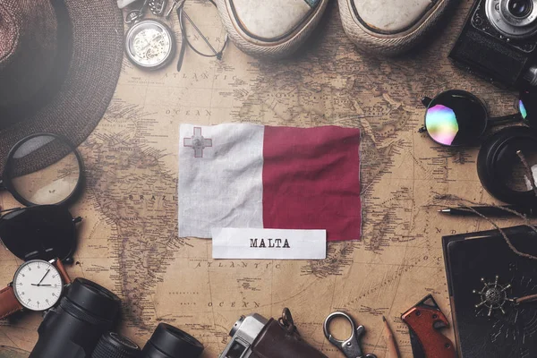 Malta Vlag tussen Reizigers Accessoires op Oude Vintage Kaart. Ov — Stockfoto
