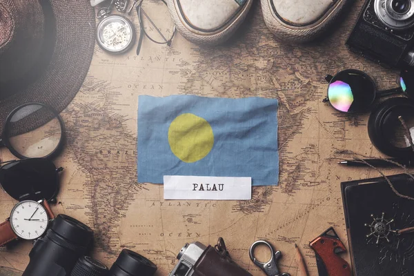 Palau vlag tussen accessoires van reizigers op oude vintage kaart. Ov — Stockfoto