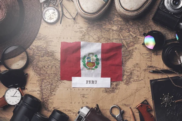 Bandera Perú Entre los Accesorios del Viajero en el Viejo Mapa Vintage. Ove. — Foto de Stock