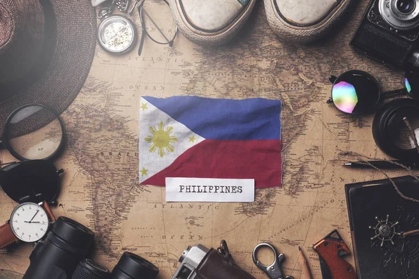 Flaga Filipiny między akcesoriami podróżnika na starym Vintage M — Zdjęcie stockowe