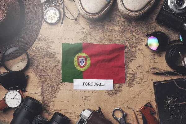 Bandera de Portugal Entre los Accesorios del Viajero en el Viejo Mapa Vintage . — Foto de Stock