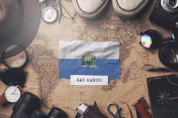 San Marino vlag tussen accessoires van reizigers op oude vintage ma — Stockfoto