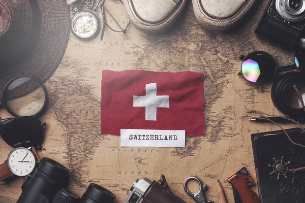 Zwitserland vlag tussen accessoires van reizigers op oude vintage M — Stockfoto