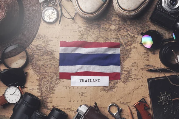 Bandera de Tailandia Entre los Accesorios del Viajero en el Viejo Mapa Vintage . — Foto de Stock