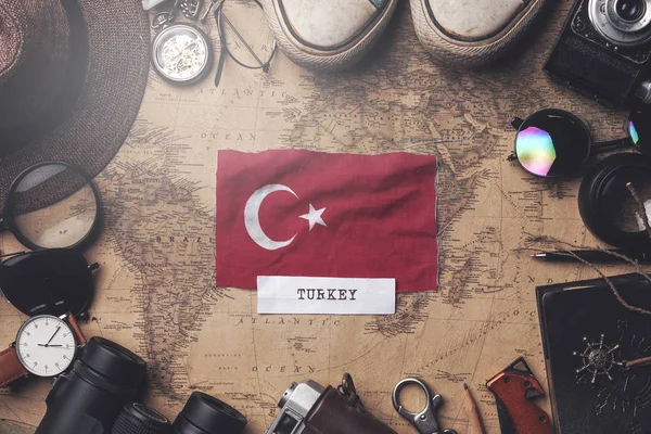 Bandera de Turquía Entre los Accesorios del Viajero en el Viejo Mapa Vintage. O — Foto de Stock