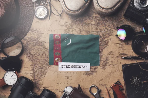 Turkmenistan vlag tussen accessoires voor reizigers op oude vintage — Stockfoto