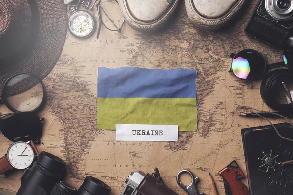 古旧地图上旅行者配件之间的乌克兰国旗. — 图库照片