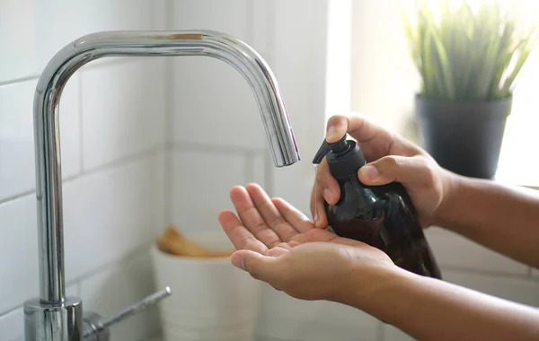 Aziatische Man Gieten Zeep Naar Zijn Hand Naar Voorkomen Dat — Stockfoto